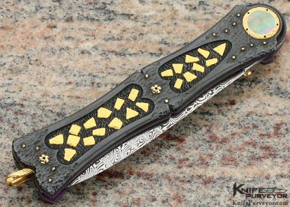 Howard Hitchmough Custom Knife Textured Blued Steel with Gold Nugget Inlays, Damasteel Damascus Dagger with Gold Bale and Pearl Inlaid Gold Pivot Linerlock - Image 4