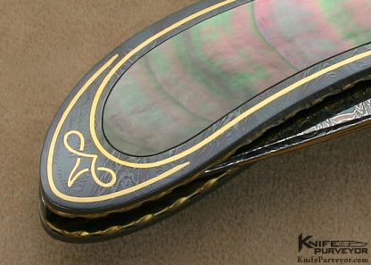 John W. Smith Custom Knife Black Lip Tahitian Pearl Shell Interframe Sole Authorship Damascus with 24Kt Gold Inlays Linerlock - Image 4